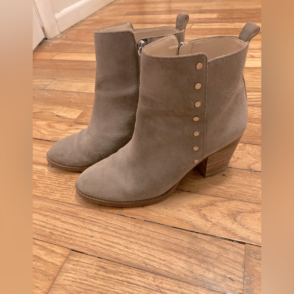 Suede taupe ankle boots.